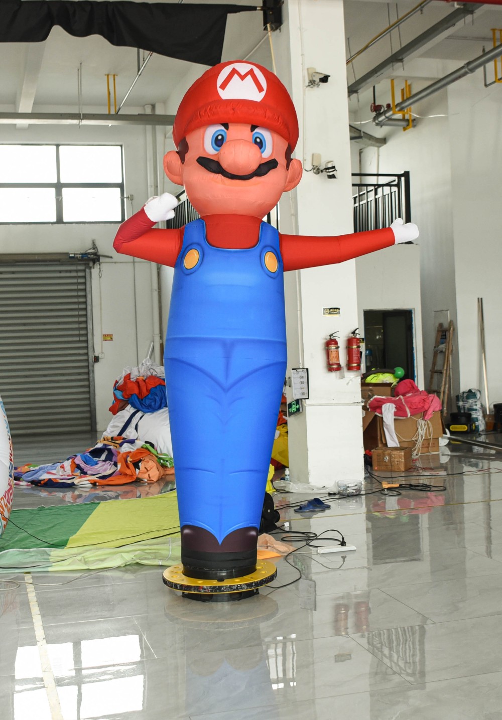 Napihljiva plesalka na pihanje - Sky baloon air guy s pihalko + LED luči super mario