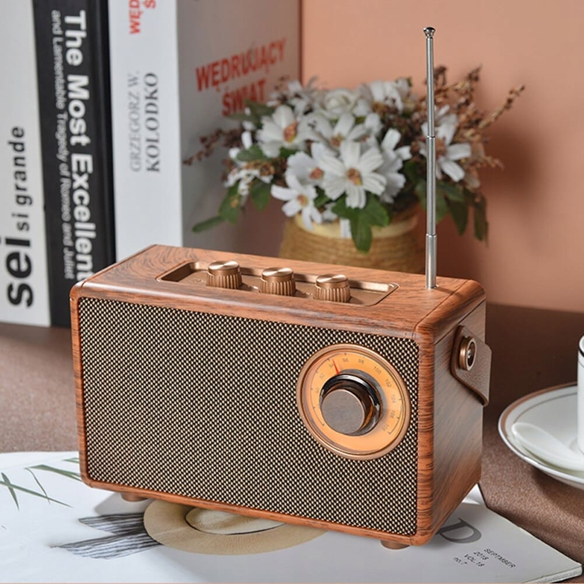 Radijski predvajalnik v retro dizajnu, vintage leseni mini majhen