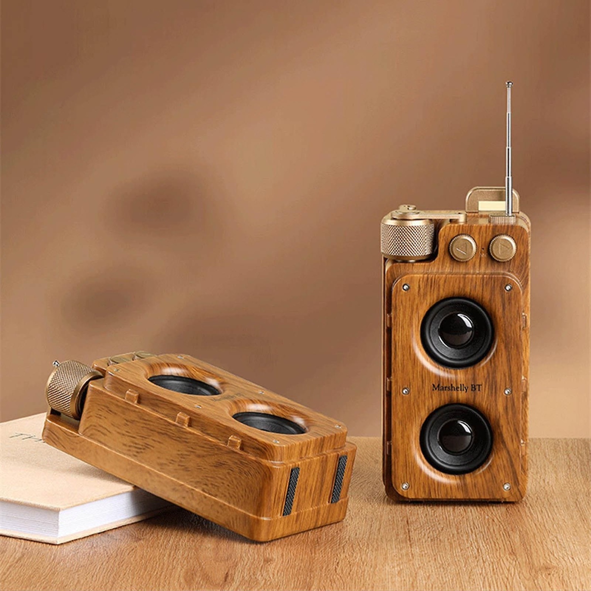 majhen prenosni retro vintage leseni radio