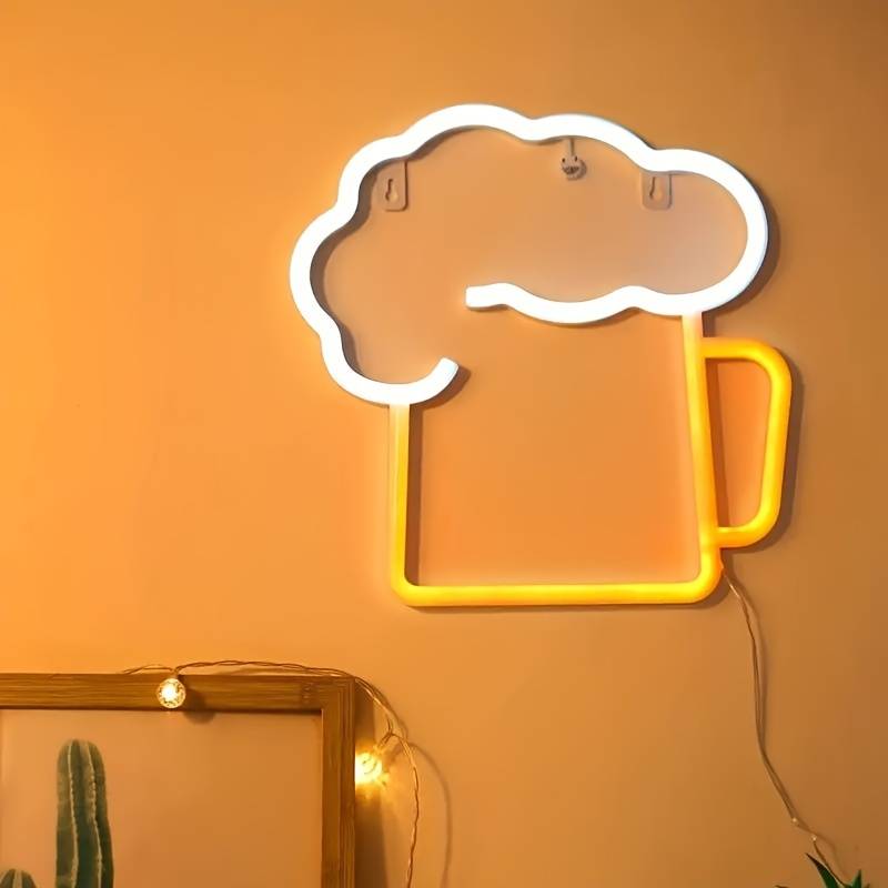 LED napis osvetljen na steni, neon visi - pivo